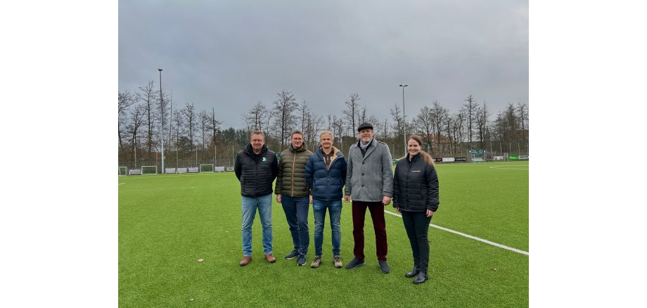 v. l.: Benno Blömen, Michael Drews und Andreas Schnieders, TuS Velen, Dr. Thomas Brüggemann, Stadt Velen sowie Westenergie-Kommunalmanagerin Katja Prahs.