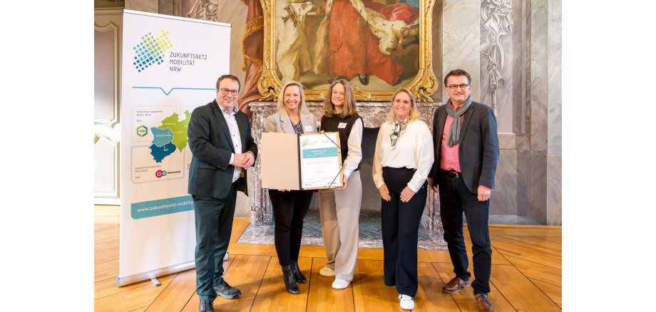 v. l.: Oliver Krischer (NRW-Verkehrsminister), Dagmar Jeske (Bürgermeisterin Velen), Janet Dzengel (Klimaschutzmanagerin Velen), Daniela Niestroy-Althaus (Leiterin Koordinationsstelle Westfalen-Lippe), Joachim Künzel (Geschäftsführer NLW)