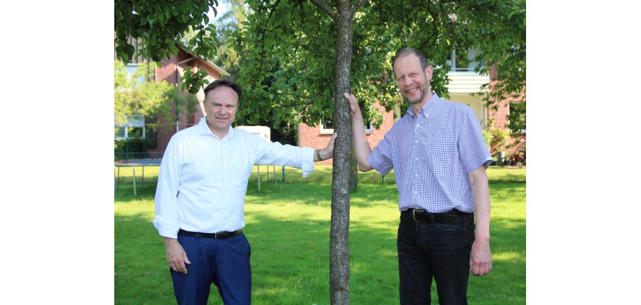 Landrat Dr. Kai Zwicker (li.) und NFG-Vorsitzender Martin Hillenbrand weisen darauf hin, dass die NFG nun auch Pflanzungen der Hochstamm-Obstbäume in den Gärten innerorts der kreiseigenen Städte und Gemeinden unterstützt.